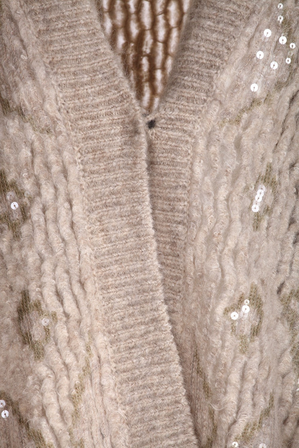 shop BRUNELLO CUCINELLI Saldi Cardigan: Brunello Cucinelli Cardigan Dazzling Diamond Embroidery in mohair e lana.
Chiusura con bottone in corno.
Tasche basse con bottone automatico.
Spalla regolare.
Manica regolare.
Lavorazione speciale.
Fondo con coulisse.
Decorazione in monile nickel-free.
Composizione: 81% mohair 11% poliammide 8% lana.
Made in Italy.. M1UR03516-C9140 number 2585734